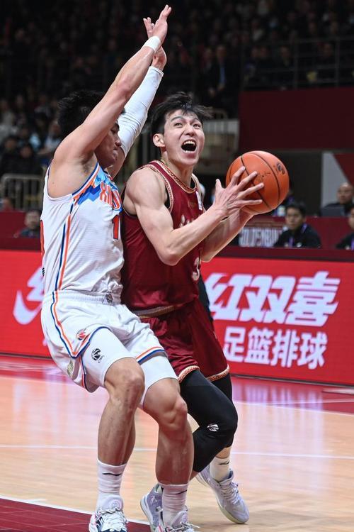 名将重返赛场，篮球比赛再添看点