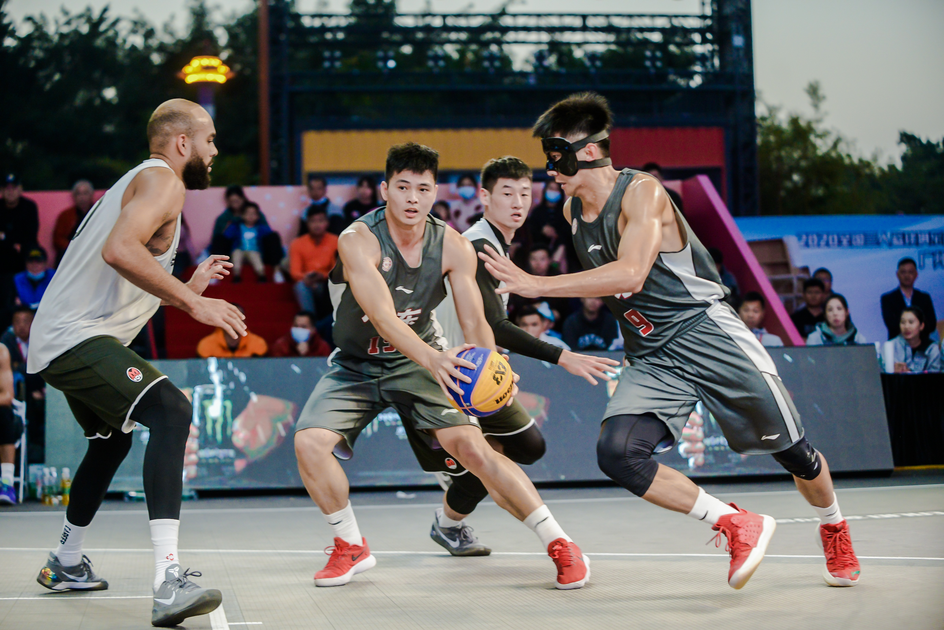 五洲篮球精英在北美职业联赛中比拼实力