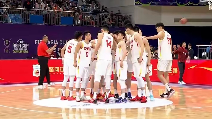 顶尖男篮球队将争夺胜利谁能登上篮球巅峰？