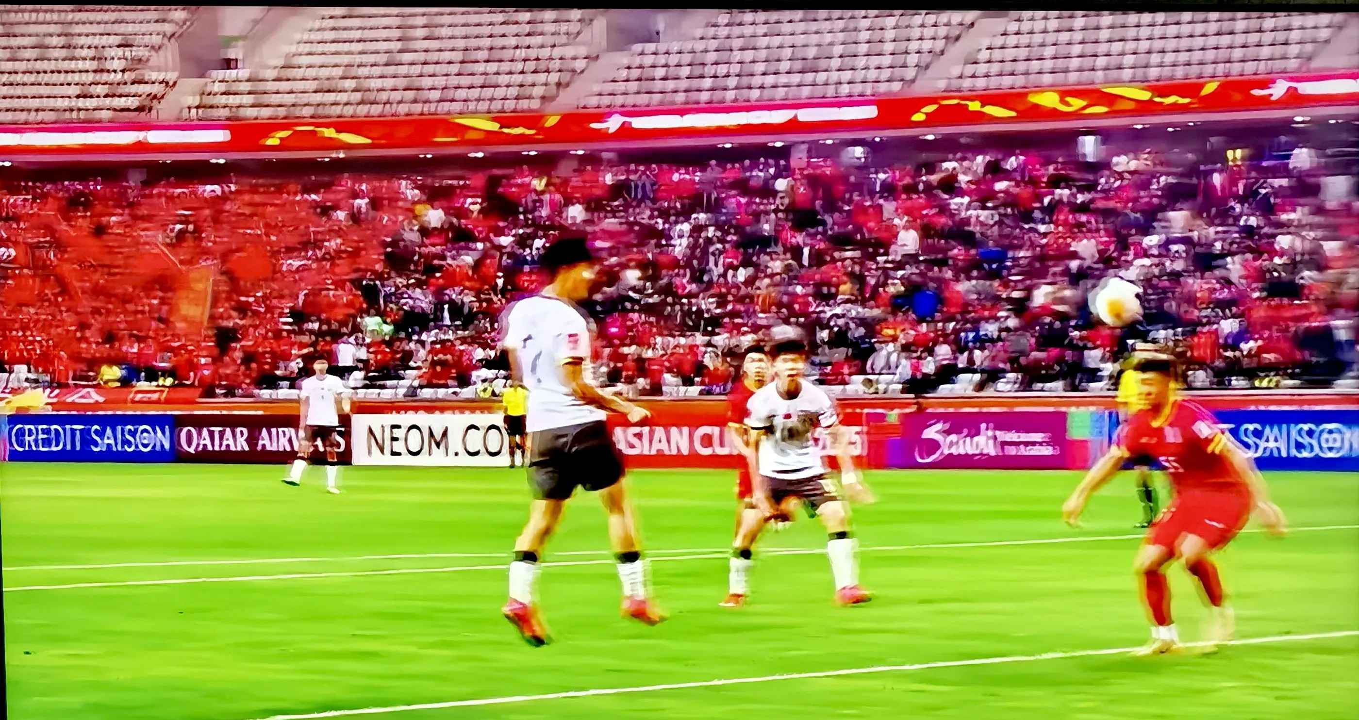 足球比赛现场气氛热烈，双方争胜欲望不减