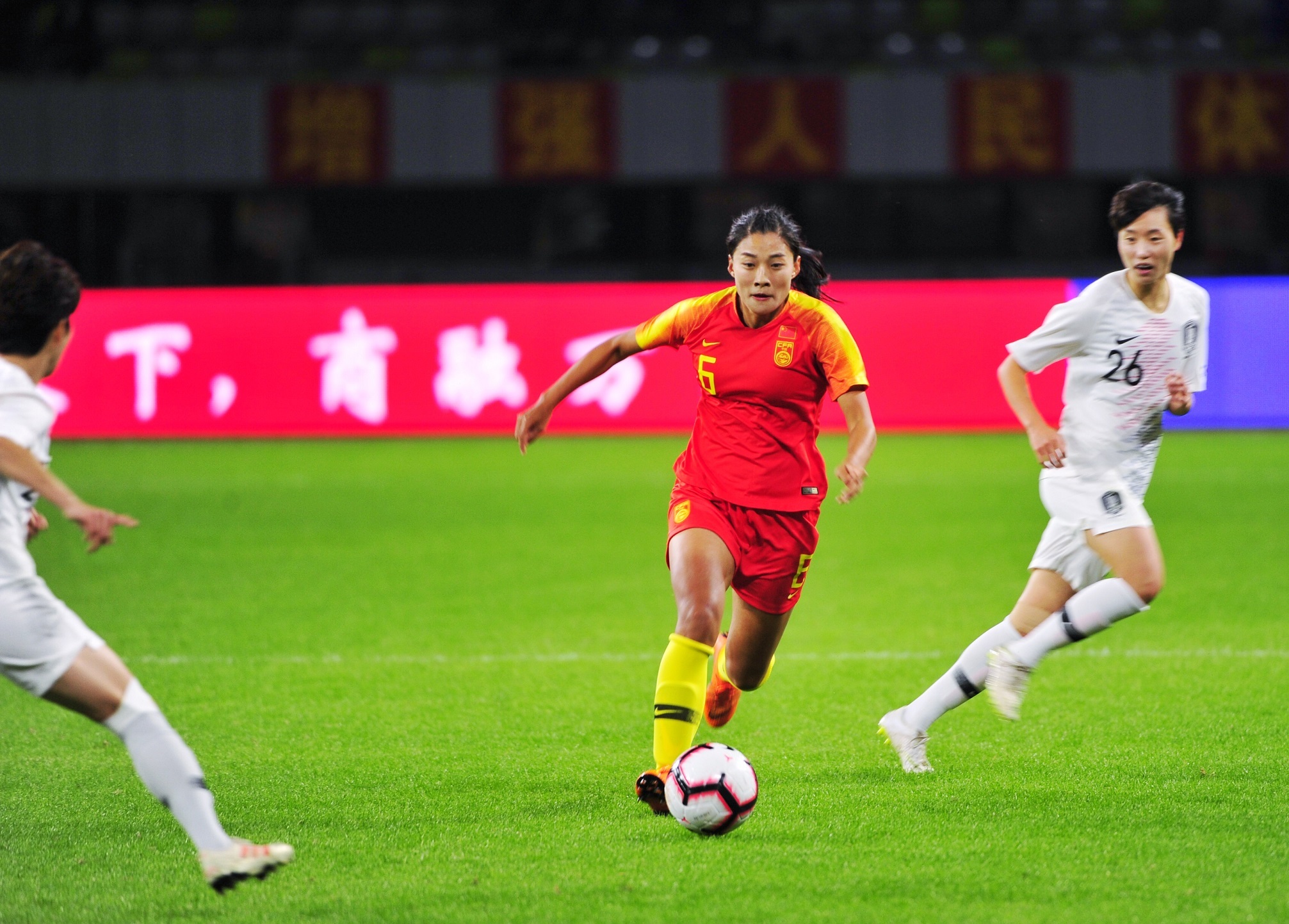 亚洲杯足球赛中中国女队横扫对手
